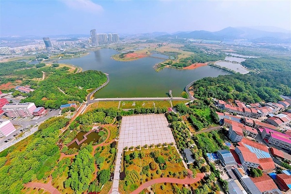 51岁的红旗水库蝶变成生态公园 绿道可跑步  绿地可宿营