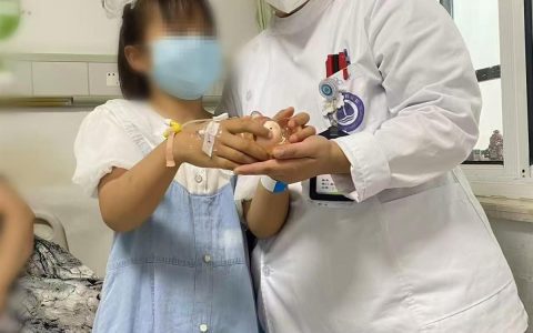 “谢谢姐姐陪我打败病菌小怪兽！”小患者把最爱的玩偶当作“六一”礼物送给护士