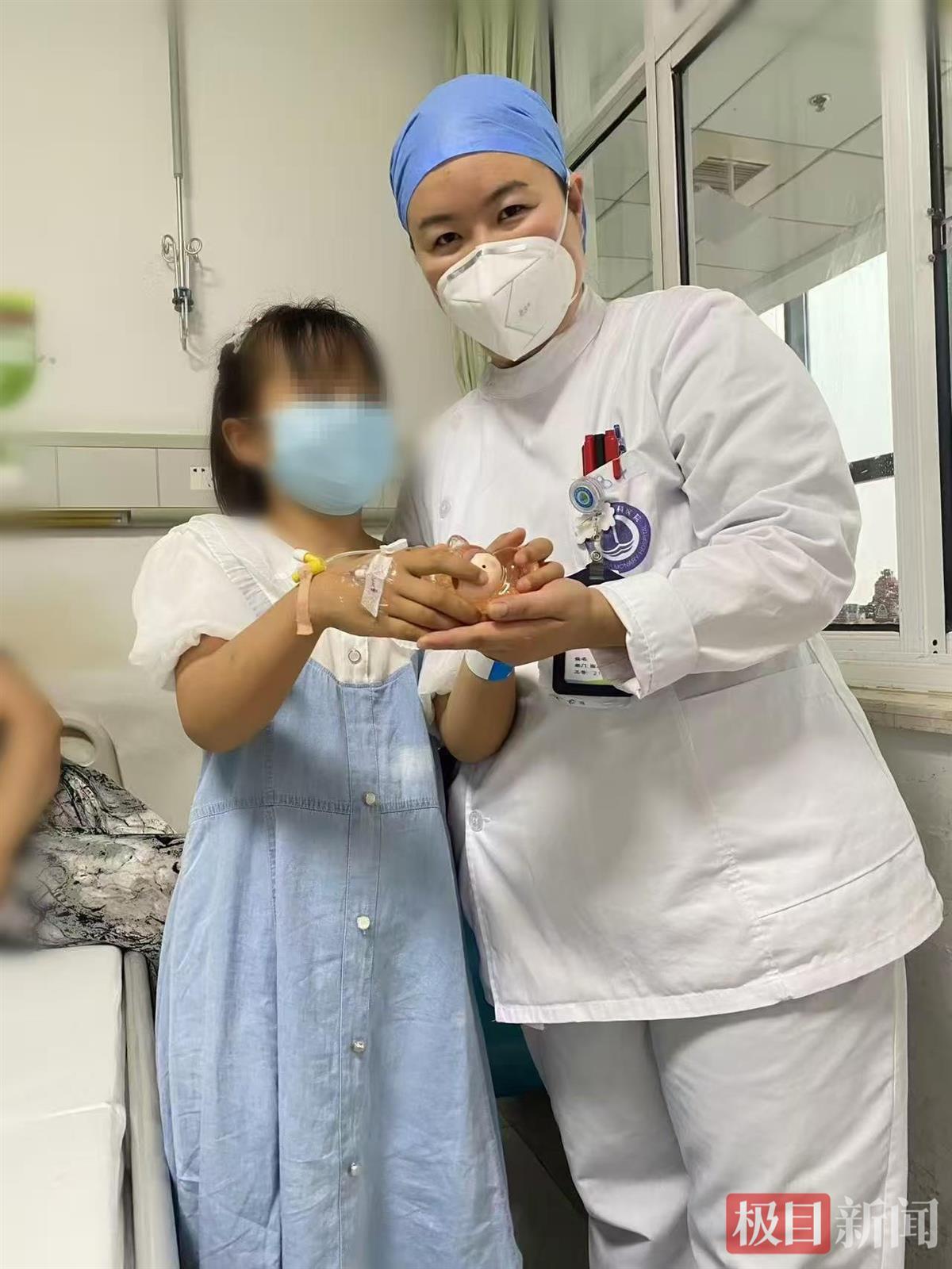 “谢谢姐姐陪我打败病菌小怪兽！”小患者把最爱的玩偶当作“六一”礼物送给护士