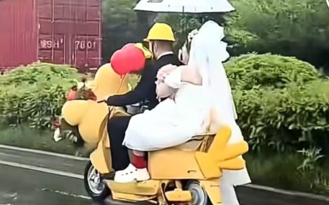 合肥一对新人雨中骑“鸡动车”去结婚，新人：很浪漫，挺有氛围