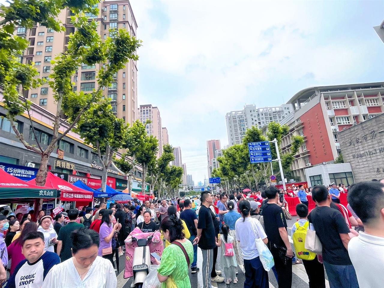 直击高考首日，老师们组成“红衣送考团”为学生加油