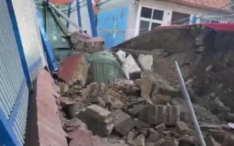 宁夏固原一学校围墙风雨天倒塌，墙外帐篷内祖孙二人被砸身亡，一孕妇受伤