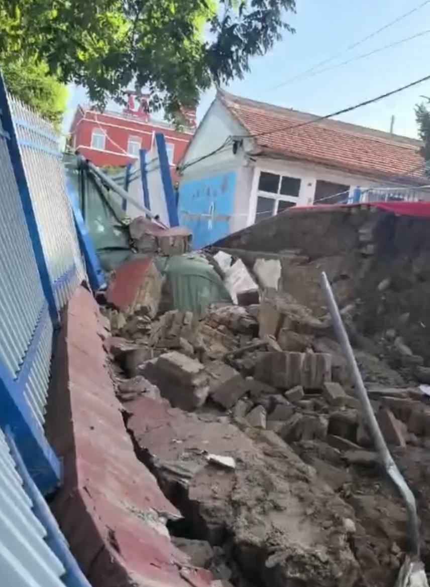 宁夏固原一学校围墙风雨天倒塌，墙外帐篷内祖孙二人被砸身亡，一孕妇受伤