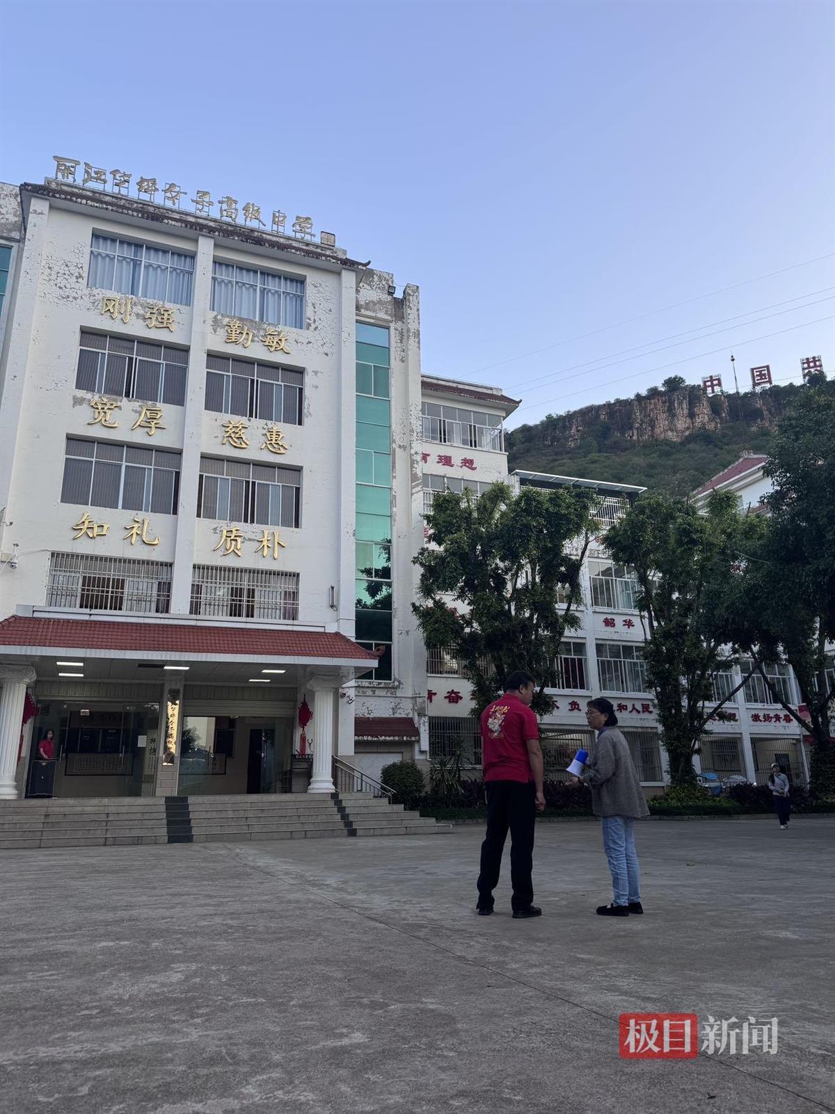 华坪女高第十五次送考：全校师生举着向日葵寓意一举夺魁，张桂梅称活着就会送考
