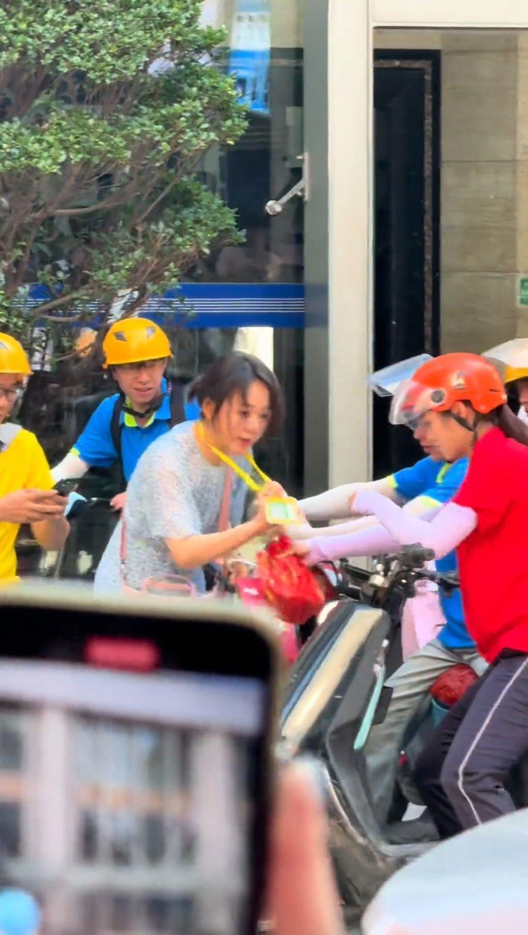 多名网友在深圳华强北偶遇闫妮拍戏：真人看上去很亲切，脸比电视上还小