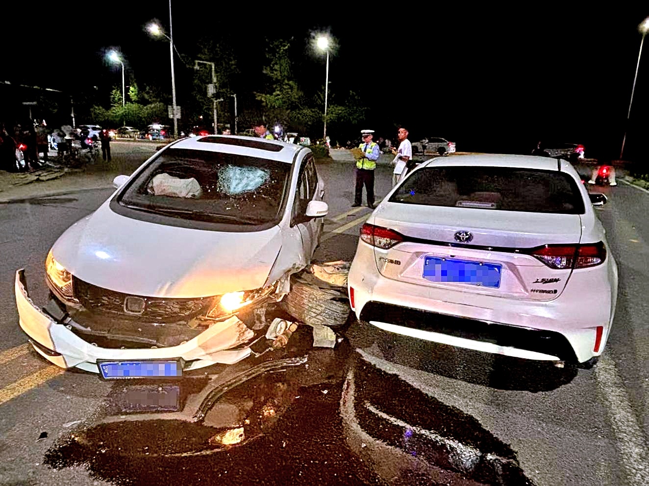 被醉驾司机顶在引擎盖上冲行600米 武汉交警蒋仲超查处酒驾时受重伤