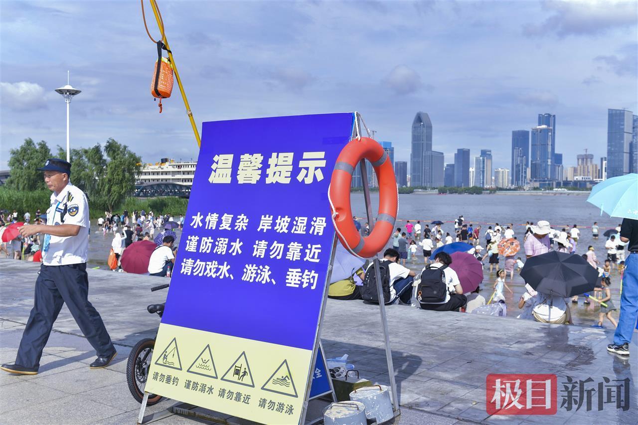 长江水位上涨，汉口江滩成“水上乐园”