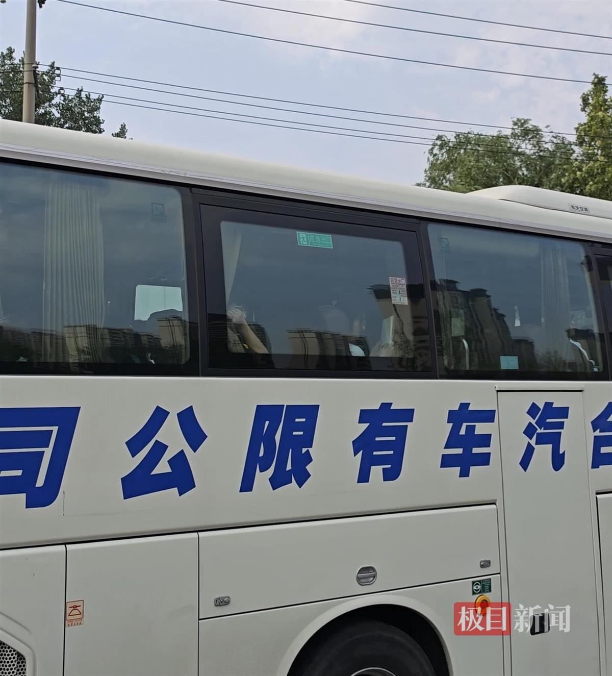 66辆送考大巴开赴河北衡水中学考点，车上有学生仍抓紧复习