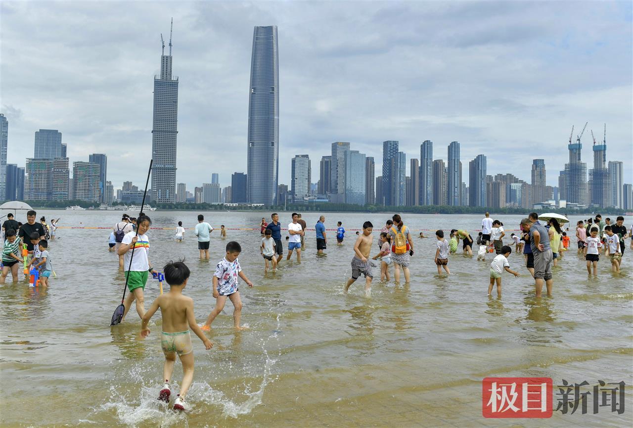 长江水位上涨，汉口江滩成“水上乐园”