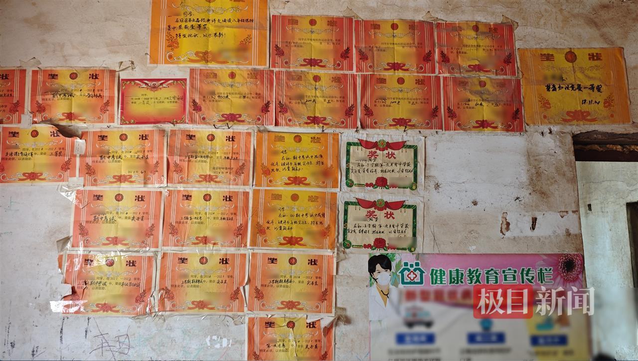 探访出考场跪谢爷爷的双胞胎老家：30多年老房子奖状贴满四面墙，书桌前贴标语“没有天分我就要勤奋”