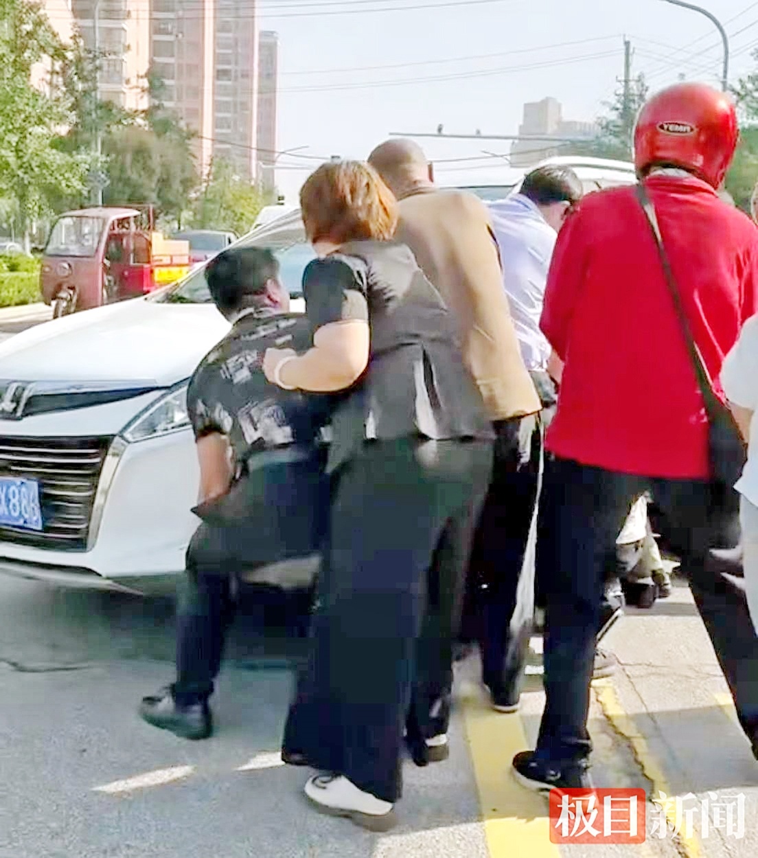 “快抬车，底下有人！” 众人街头暖心“拔河”2分钟救出女子