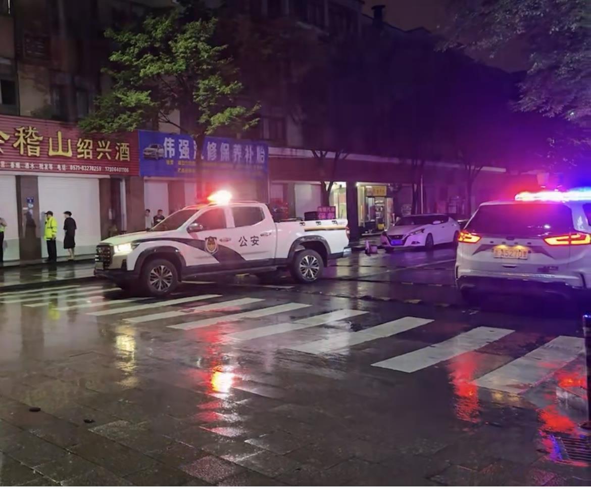 杭州一越野车夜晚冲进河里，居民：司机疑逃避查酒驾，已被救起