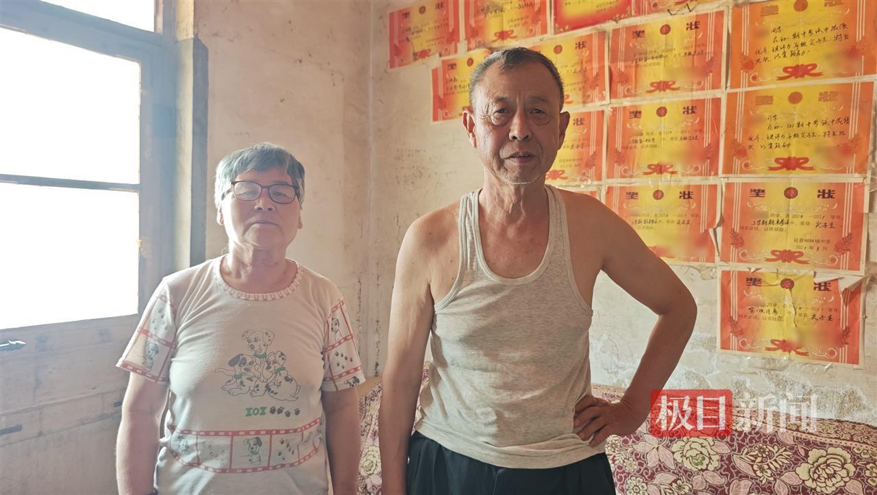 探访出考场跪谢爷爷的双胞胎老家：30多年老房子奖状贴满四面墙，书桌前贴标语“没有天分我就要勤奋”