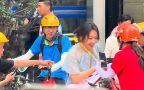 多名网友在深圳华强北偶遇闫妮拍戏：真人看上去很亲切，脸比电视上还小