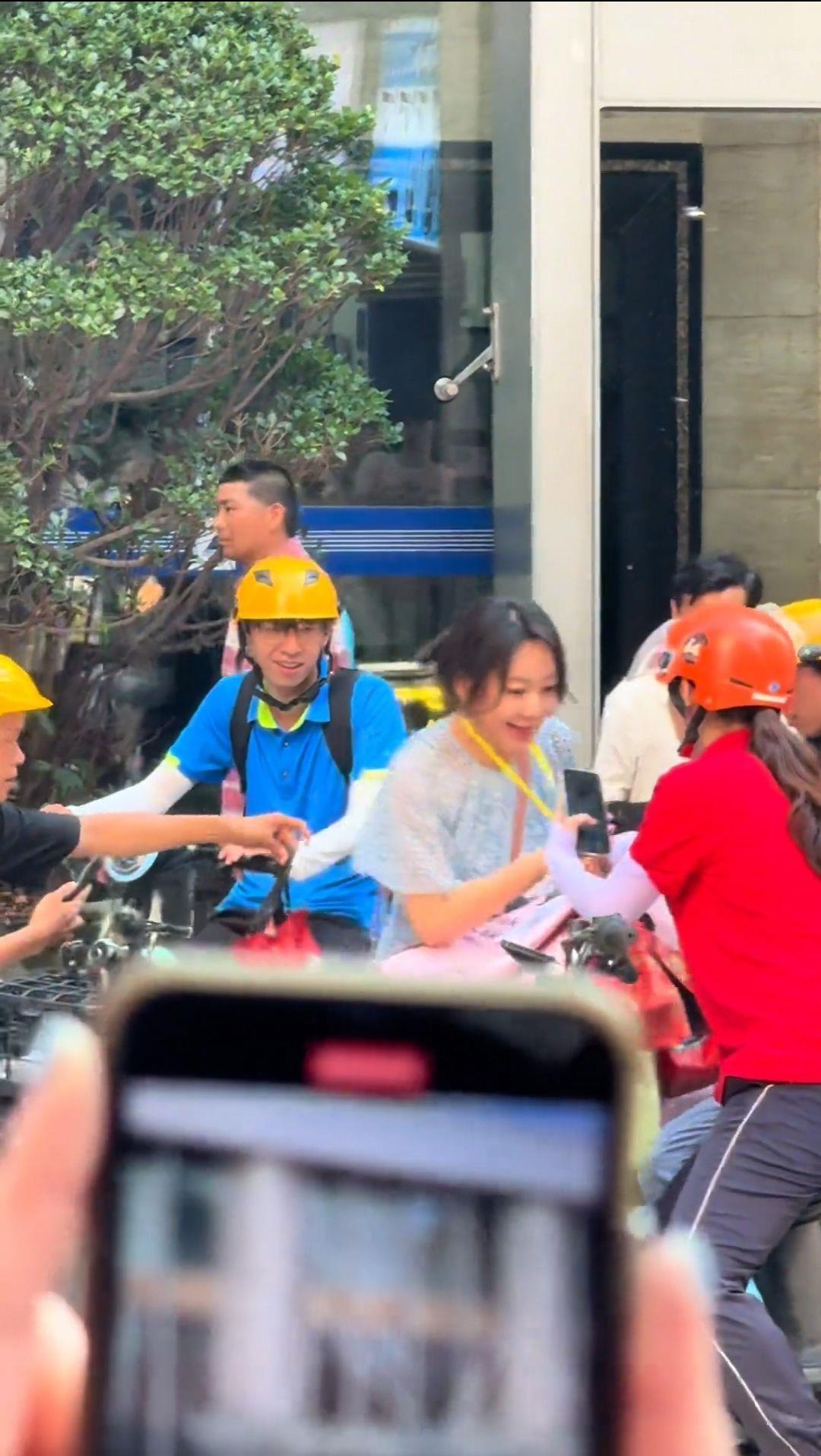 多名网友在深圳华强北偶遇闫妮拍戏：真人看上去很亲切，脸比电视上还小