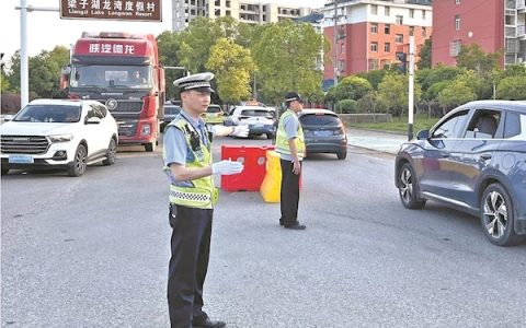 被醉驾车辆顶行600多米 武汉交警蒋仲超因公牺牲