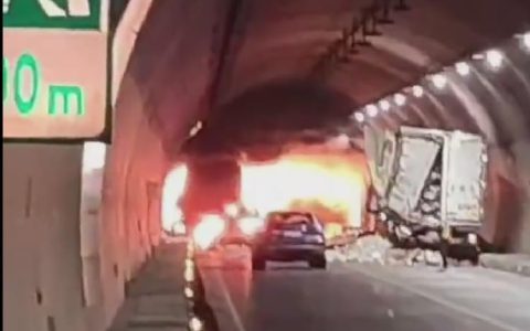 两车隧道内追尾众人跑出，当地应急局：情况还在调查中