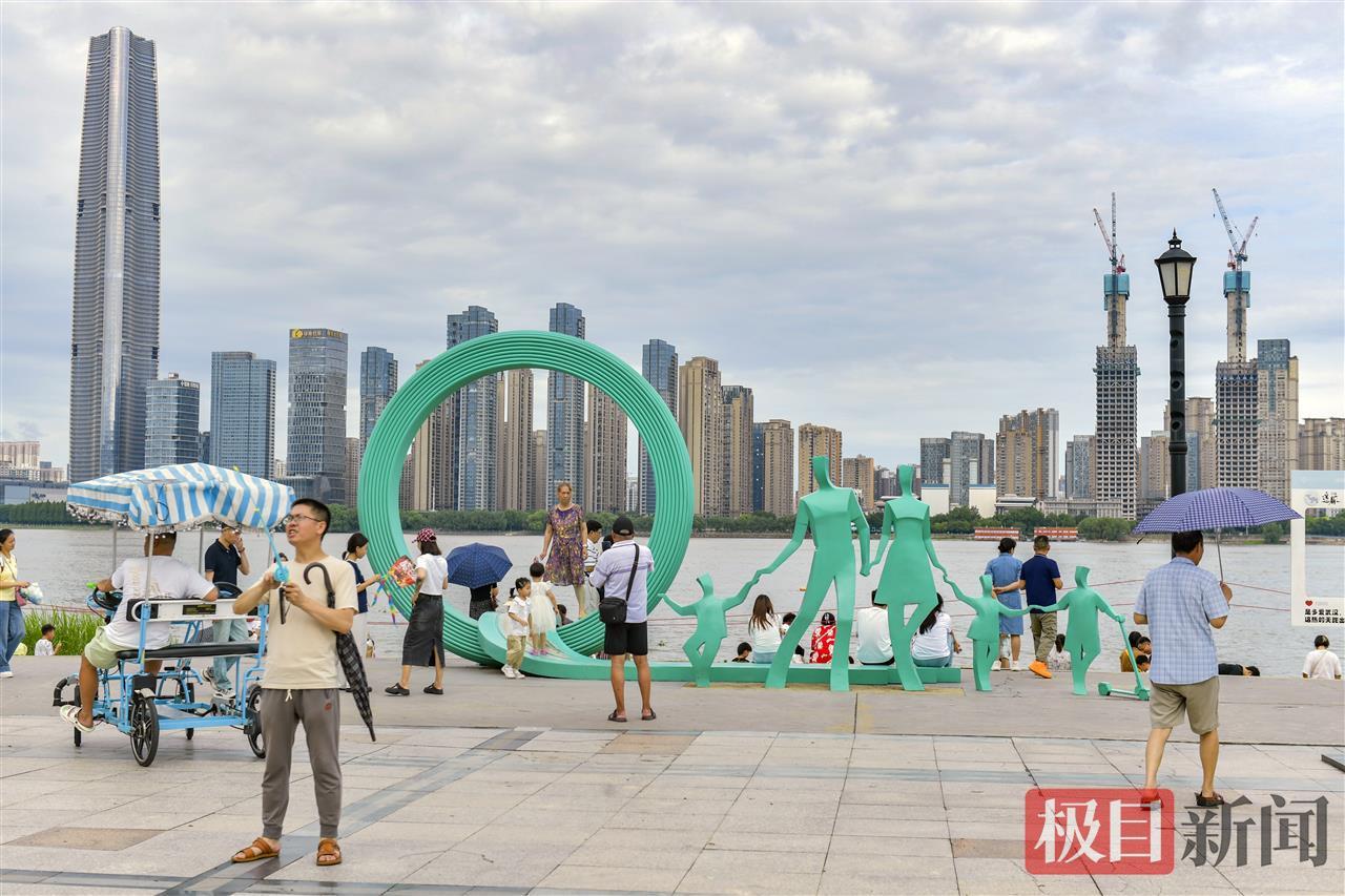 长江水位上涨，汉口江滩成“水上乐园”