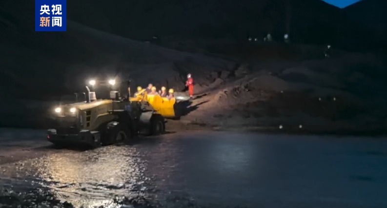 甘肃靖远光伏项目工人被山洪冲走失联，目击者讲述被冲走瞬间