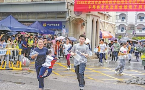 武汉中考结束 雨纷飞 心飞扬