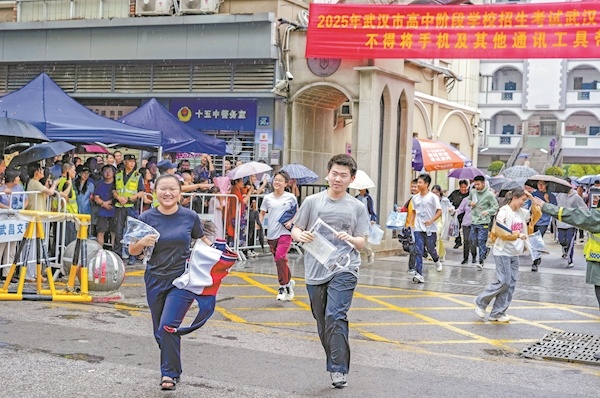 武汉中考结束 雨纷飞 心飞扬