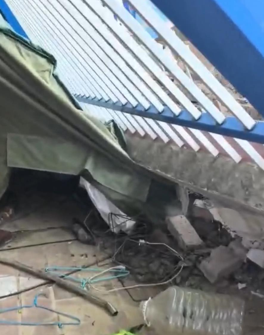 宁夏固原一学校围墙风雨天倒塌，墙外帐篷内祖孙二人被砸身亡，一孕妇受伤