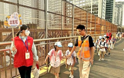 社区志愿者帮着接娃放学“小尚步行巴士”家长点赞