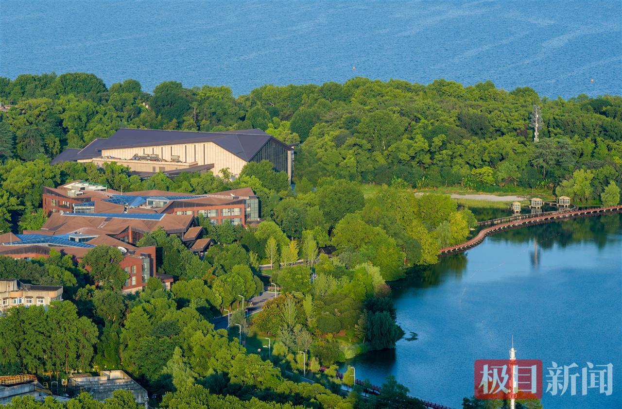雨后东湖碧空如洗，湛蓝湖水与绿树相映成趣