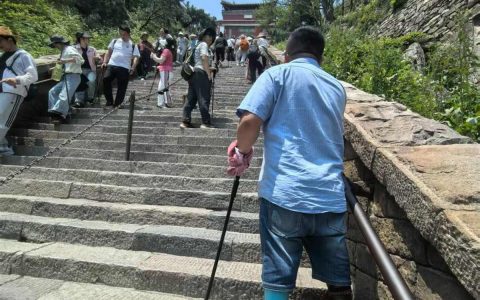 双腿戴假肢男子4小时爬上泰山南天门，只带了一根拐杖，这是他第三次登顶泰山