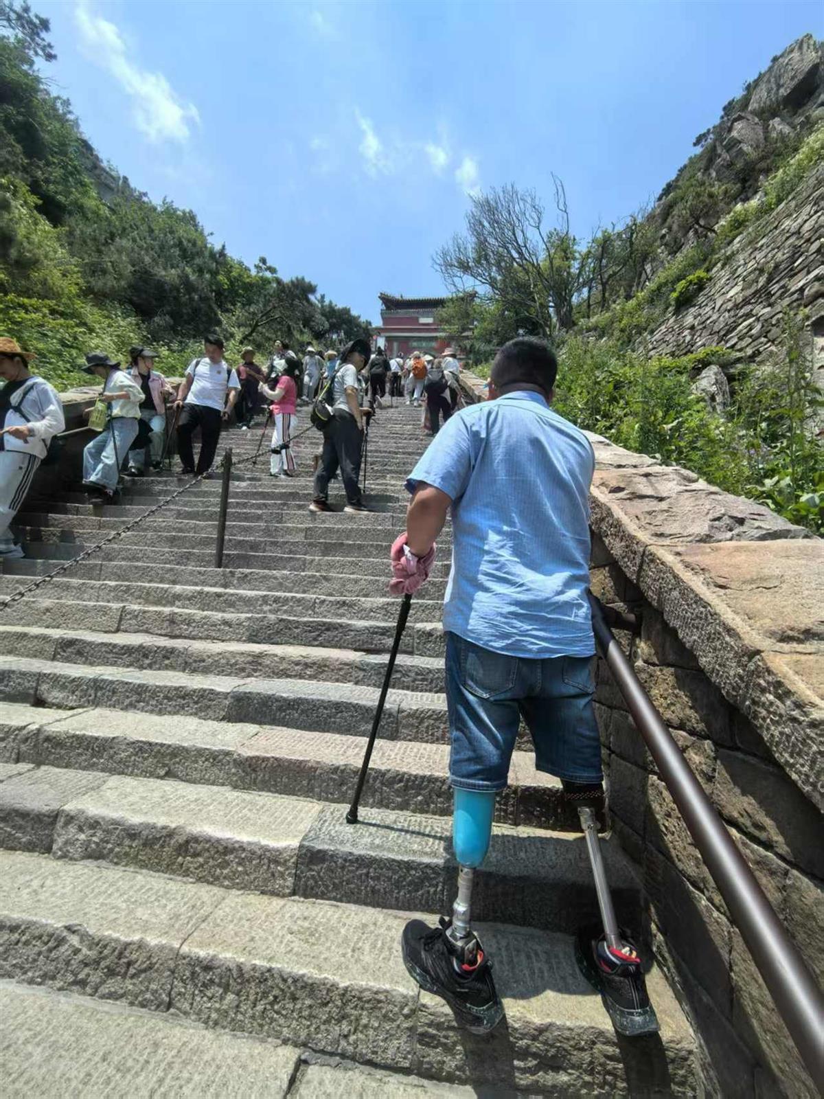 双腿戴假肢男子4小时爬上泰山南天门，只带了一根拐杖，这是他第三次登顶泰山