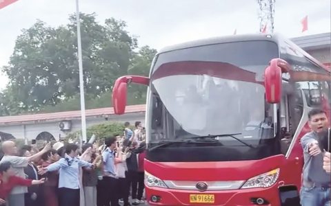 马到成功就要“录录录” 毛坦中学送考车“91666”上场