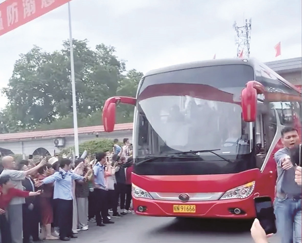 马到成功就要“录录录” 毛坦中学送考车“91666”上场