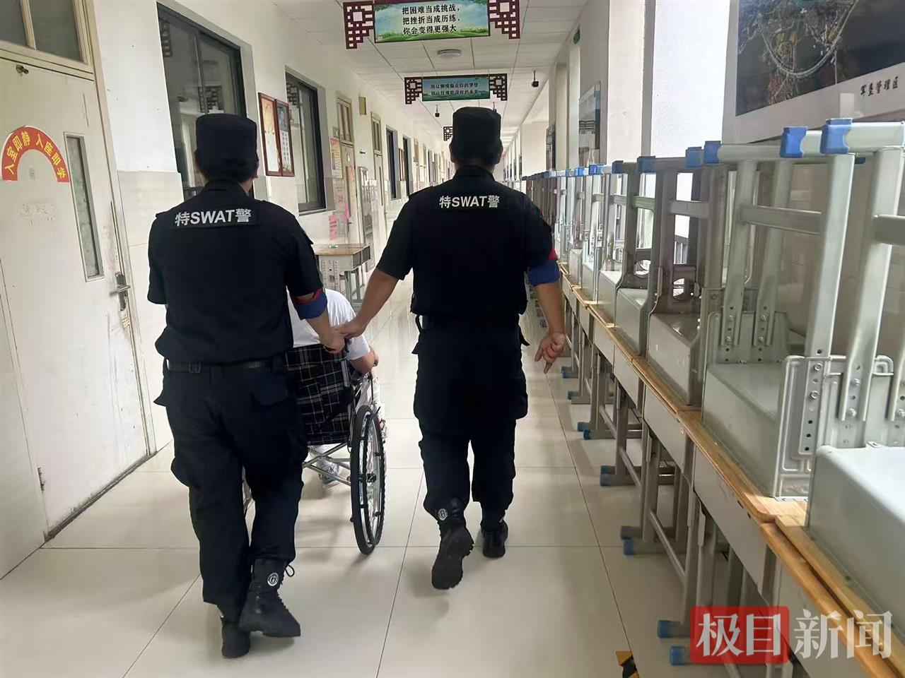 爱心护考骨折男生，阳新民警承诺：“放心，这三天我们来背孩子”