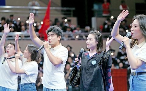 华科大举行毕业典礼 昌雅妮成“打卡点”