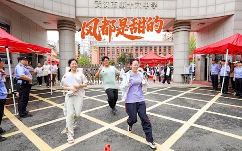 冲出考场    守在场外 风都是甜的