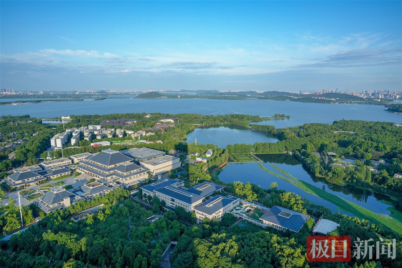 雨后东湖碧空如洗，湛蓝湖水与绿树相映成趣