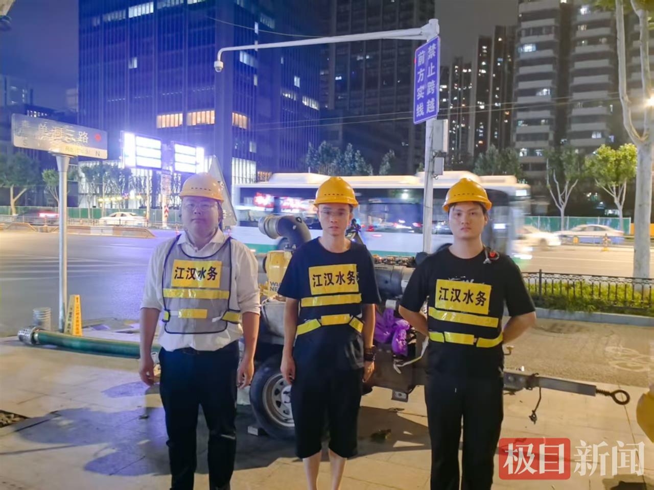 全城迎战强降雨：排水队员提前到达易渍水点，通宵值守“等雨来”