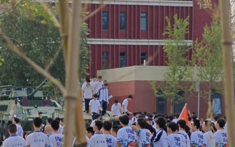 直击衡水中学高考首日：家长隔着栅栏用手机拉长焦拍孩子，有女生赴考前在电话亭与家人通话