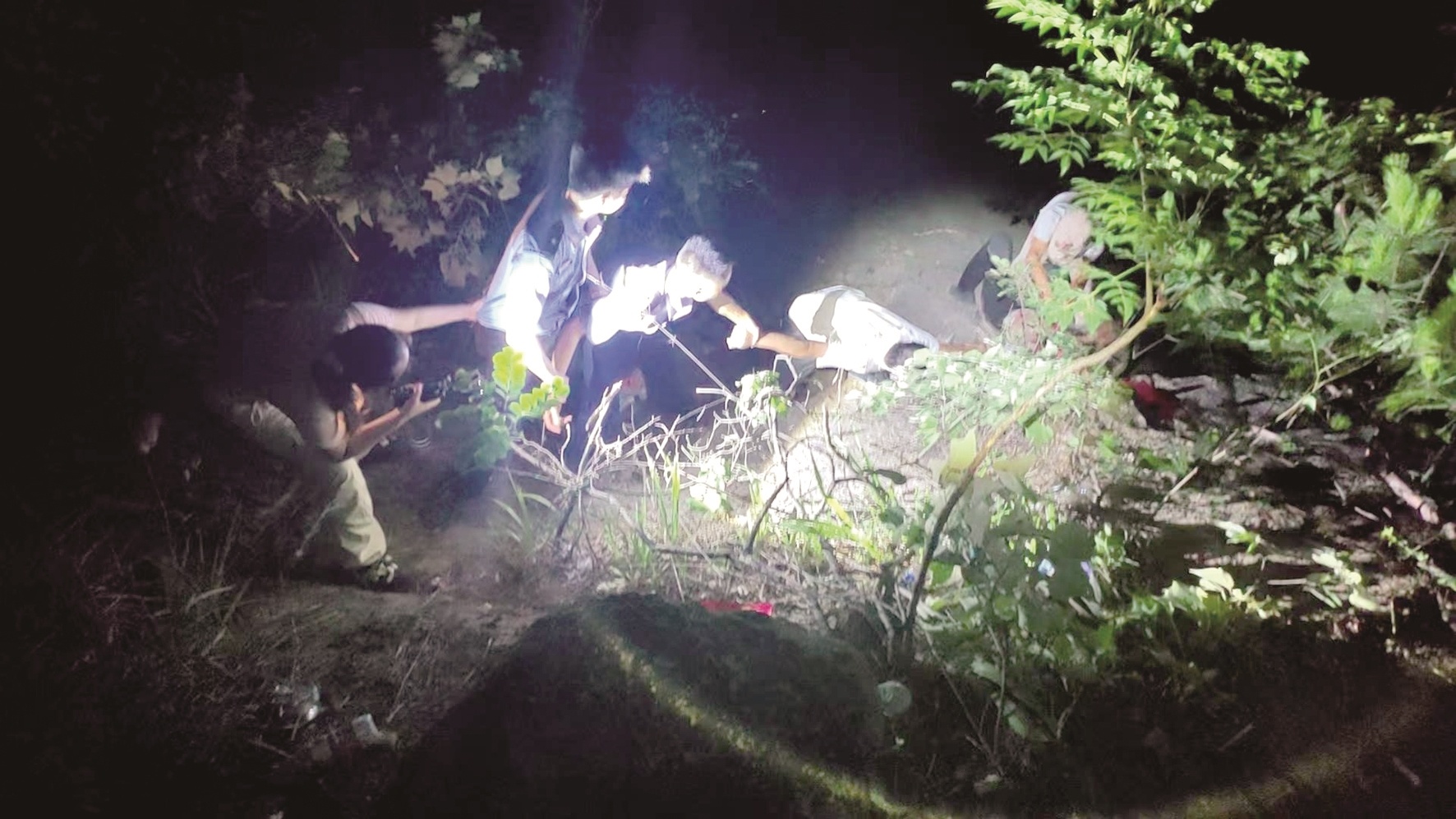 女游客夜坠大顶山  悬空昏迷生死一线 警民手拉手筑“人链”成功救援