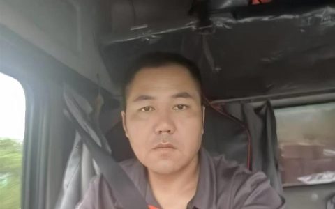 “命大啊，兄弟”的原声者还在200米外设置锥筒，向后来车辆示警