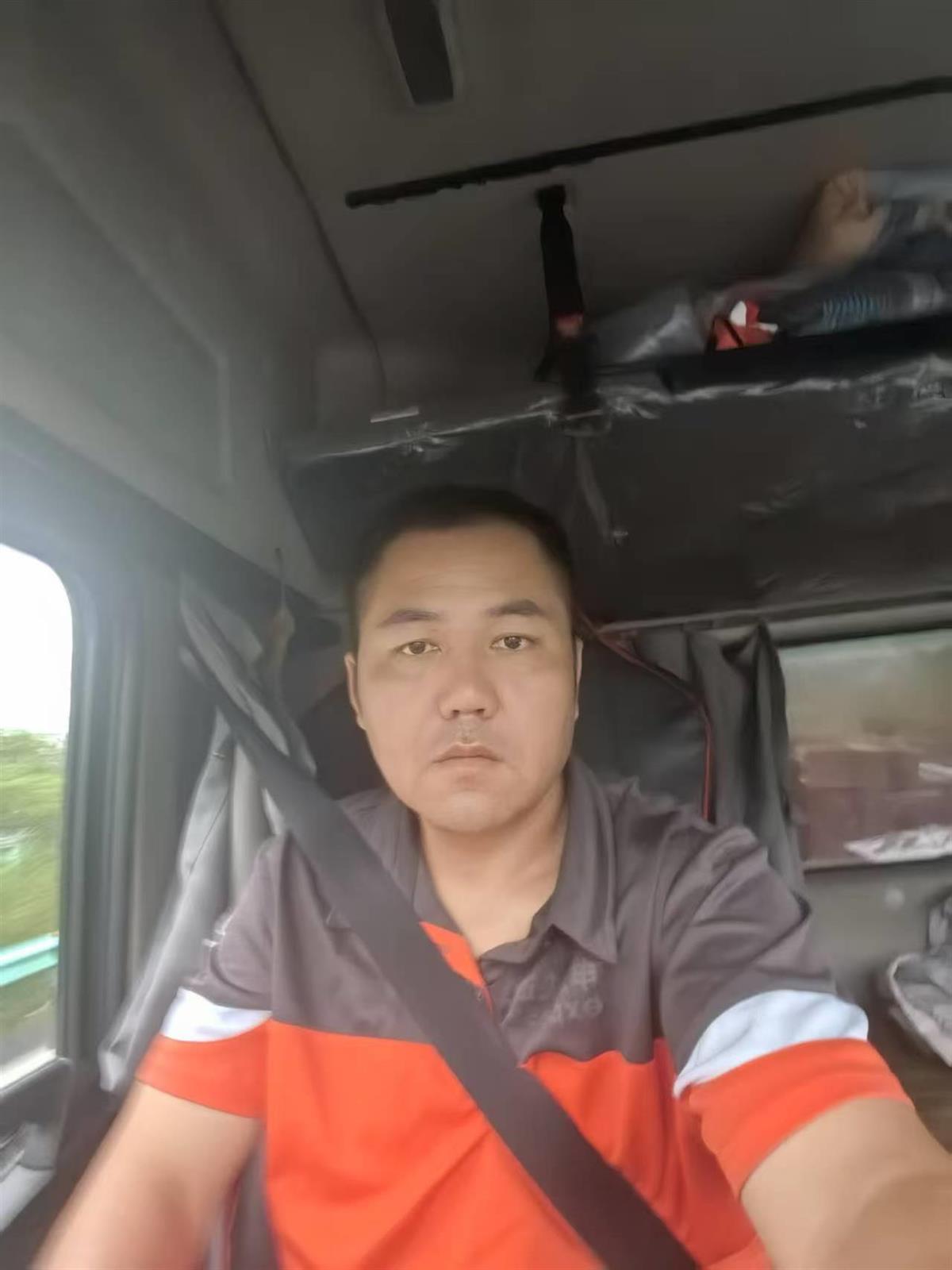 “命大啊，兄弟”的原声者还在200米外设置锥筒，向后来车辆示警