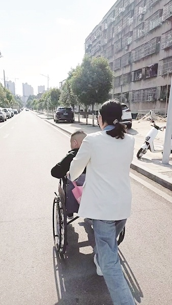 全职妈妈变身乡镇司机，这个枣阳女子不平凡 车轮上撑起偏瘫丈夫和一双儿女