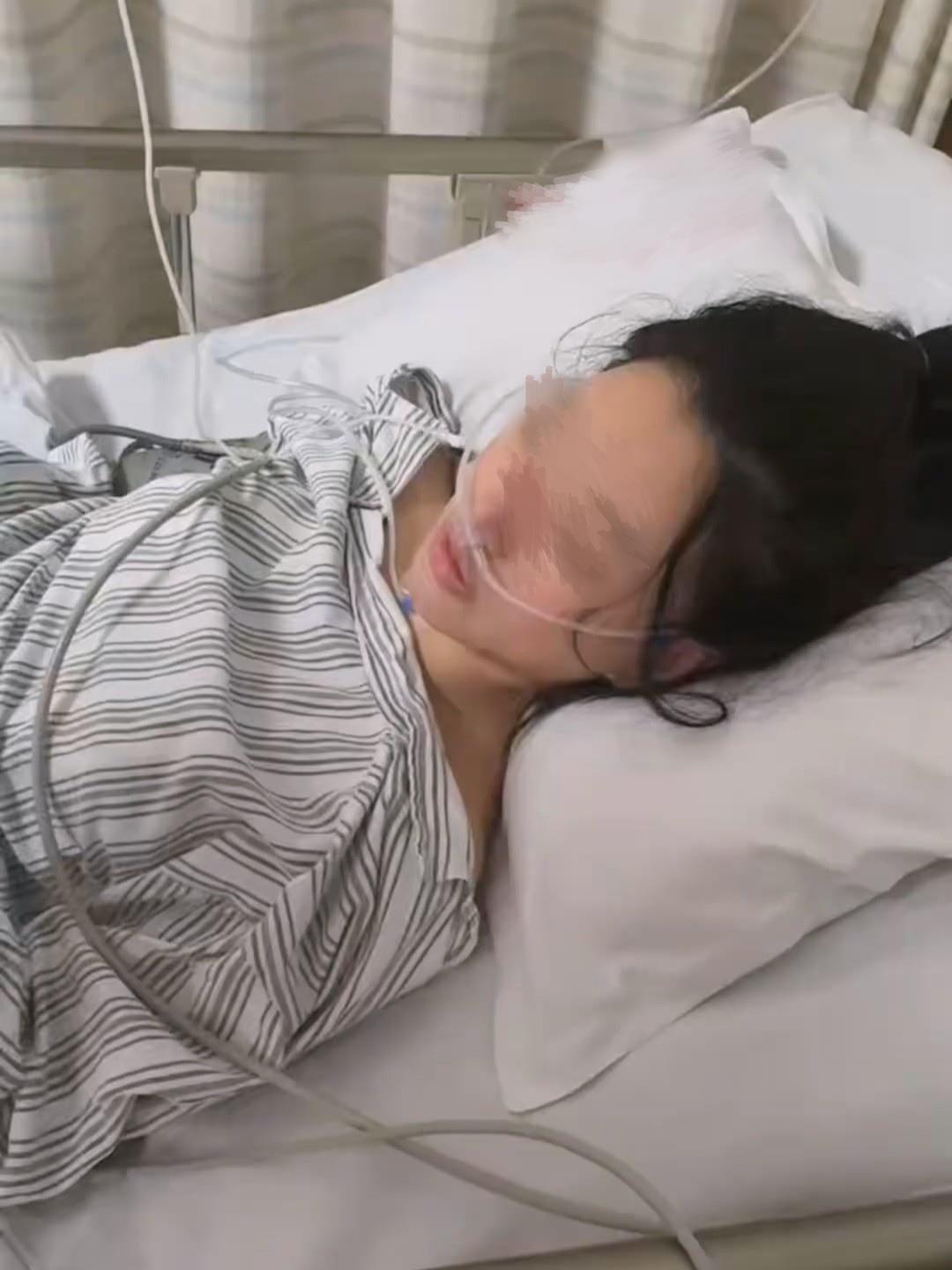 女子称在杭州一商场遭人挟持后身中数刀，警方正在调查