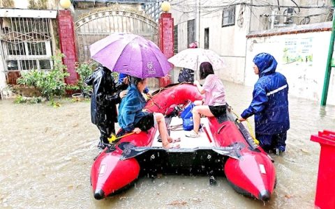 暴雨来袭老人家中积水 消防员出动橡皮艇救人