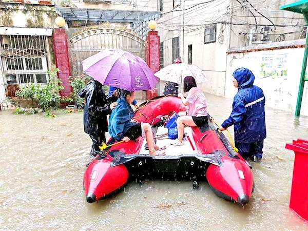 暴雨来袭老人家中积水 消防员出动橡皮艇救人