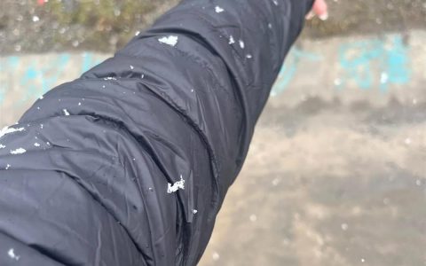 独库公路开通首日部分路段降雪，游客：领略到了十里不同天的奇观