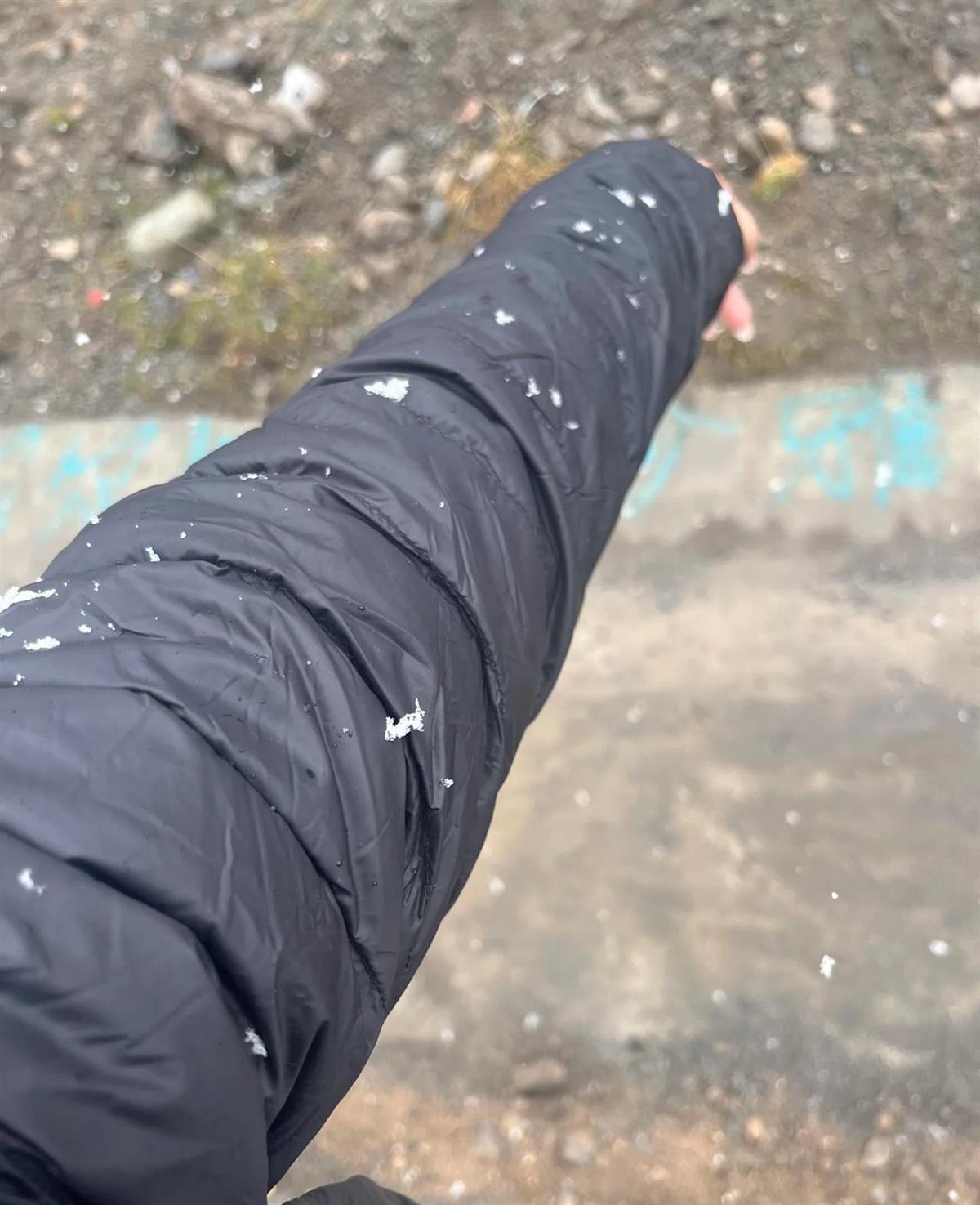 独库公路开通首日部分路段降雪，游客：领略到了十里不同天的奇观