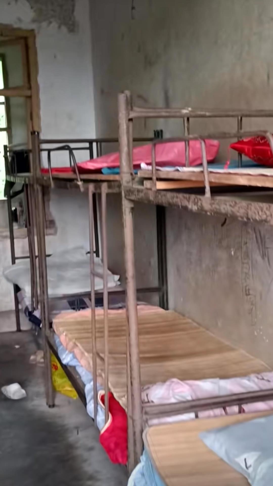 江西一中学被曝寝室破旧环境差，官方通报：新建宿舍秋季开学前投用，严肃处理相关责任人