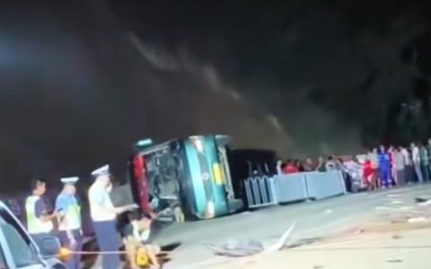 广西平南一大巴与小车相撞后侧翻，当地：大巴是高考生接送车，4名学生受伤