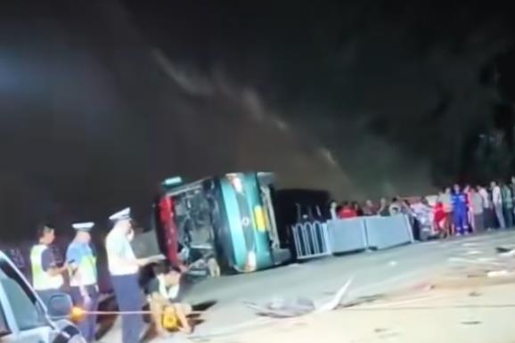 广西平南一大巴与小车相撞后侧翻，当地：大巴是高考生接送车，4名学生受伤